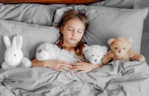 Expertos advierten riesgos sobre el uso de la melatonina en niños como solución para dormir