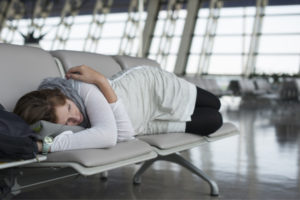 La pesadilla de los viajeros tras los vuelos eternos: recomiendan melatonina y luz blanca para combatir el jet lag