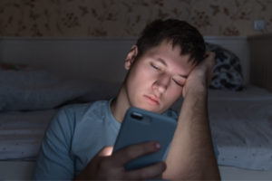 ¡Tu celular no te deja dormir! Cómo las pantallas y la luz azul afectan tu sueño